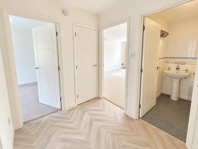 Burrows Court, NN3, photo 3