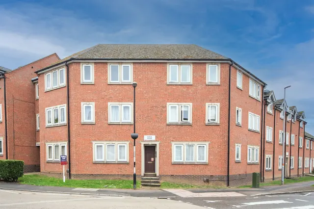 High Street, Kettering, NN14, photo 1