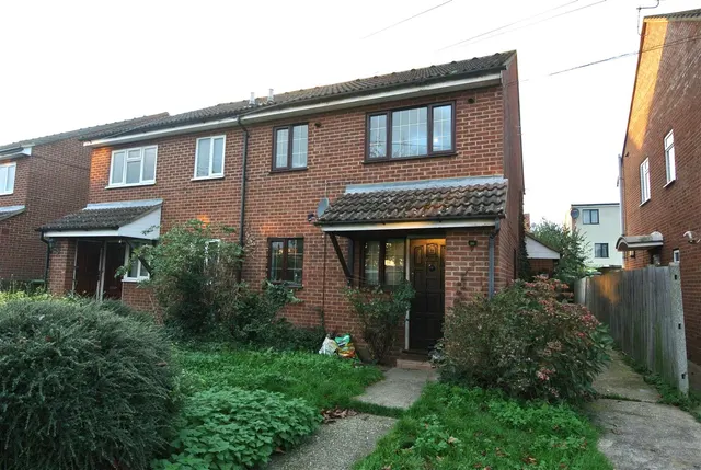 Orchard Close, Ashford, Surrey, TW15 1JD, photo 1