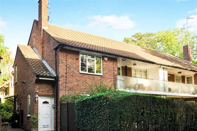 Garrick Park, London, NW4, photo 1