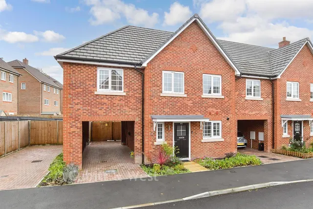 Valley Drive, Forge Wood, RH10, photo 1