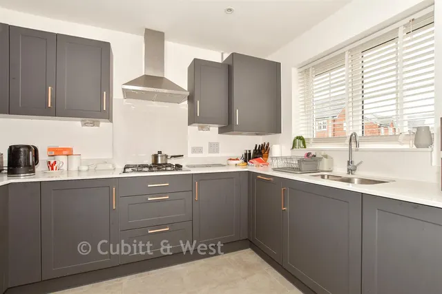 Valley Drive, Forge Wood, RH10, photo 3