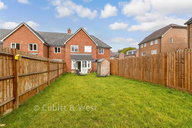Valley Drive, Forge Wood, RH10, photo 2