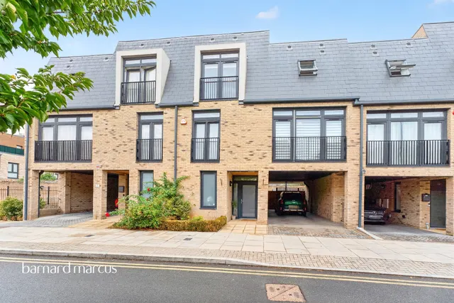 Helios Way, Barnet, photo 1