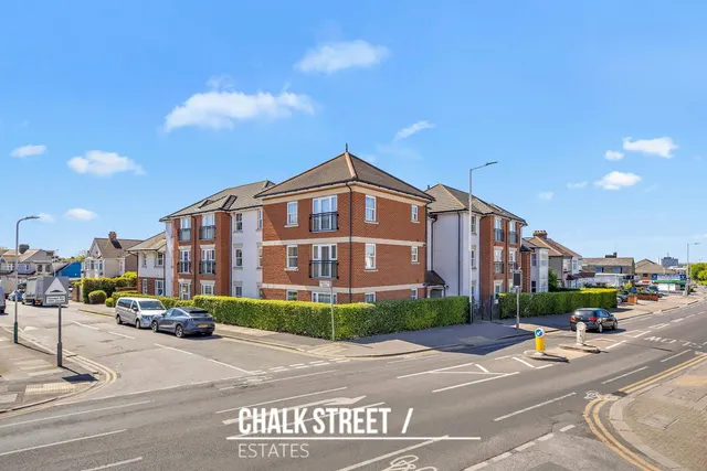 Hornchurch Road, Hornchurch, RM12 4TE, photo 1