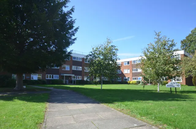 Jamnagar Close, Staines-upon-Thames, photo 1