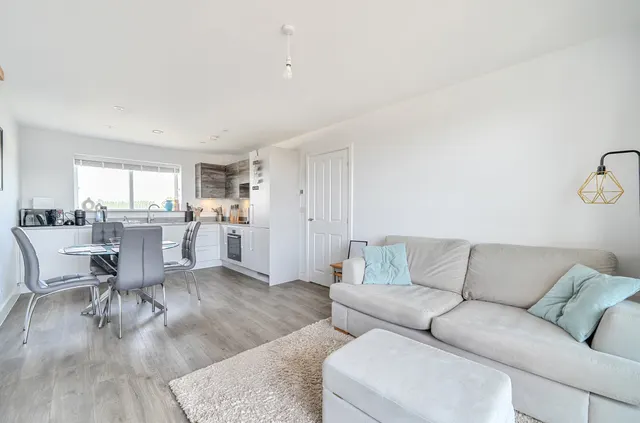 Aspect Place, Hersham, KT12, photo 2