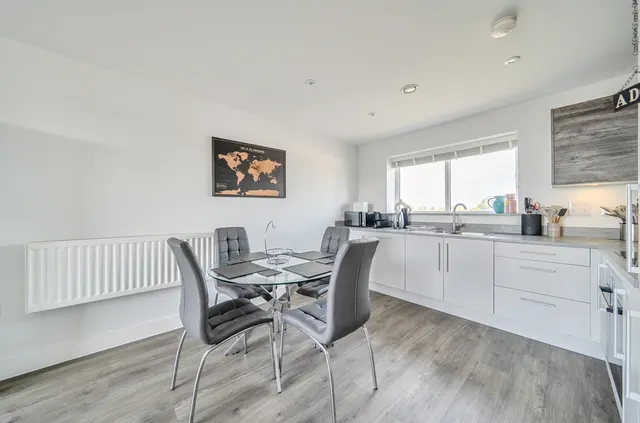 Aspect Place, Hersham, KT12, photo 3