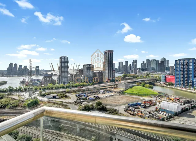 Silvertown Way, London, E16, photo 3