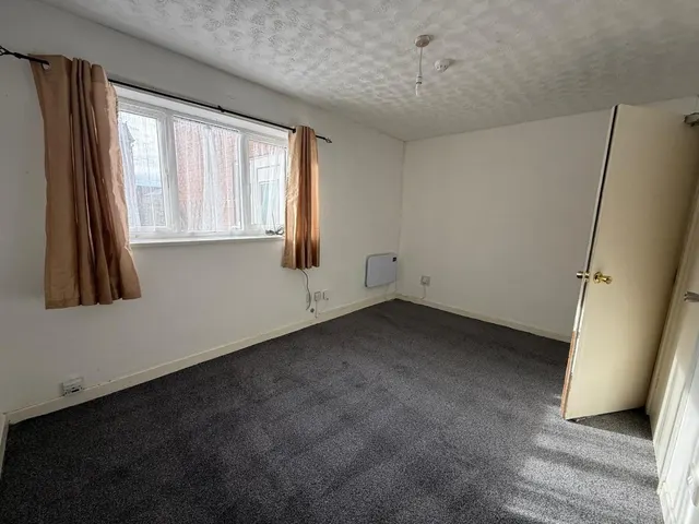 Wellington Road, Bury, BL9, photo 3