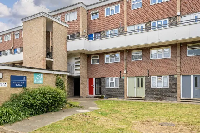 Acre Road, KT2, photo 1