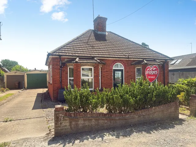 Orchard Road, Badshot Lea, Farnham, Surrey, GU9 9LH, photo 1