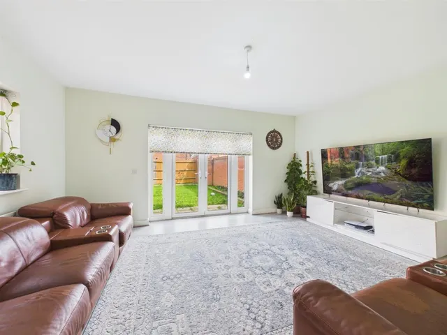 Elize Close, Berryfields, photo 2