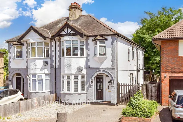Compton Avenue, Gidea Park, RM2, photo 1