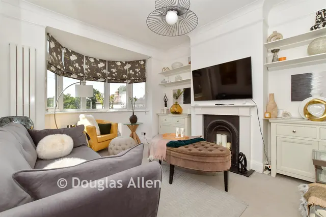 Compton Avenue, Gidea Park, RM2, photo 2