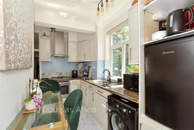 Compton Avenue, Gidea Park, RM2, photo 3