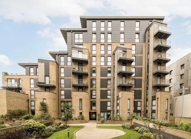 3 bedroom flat — Baltic Avenue, Brentford, TW8