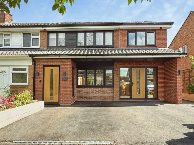 Birkdale Close, Stockport, photo 1