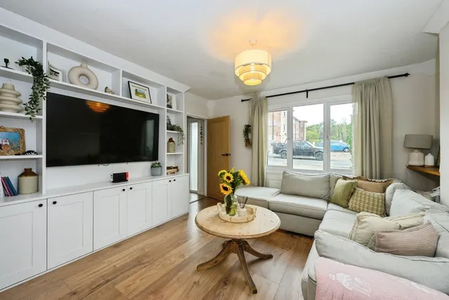 Radstock Way, Merstham, RH1, photo 2
