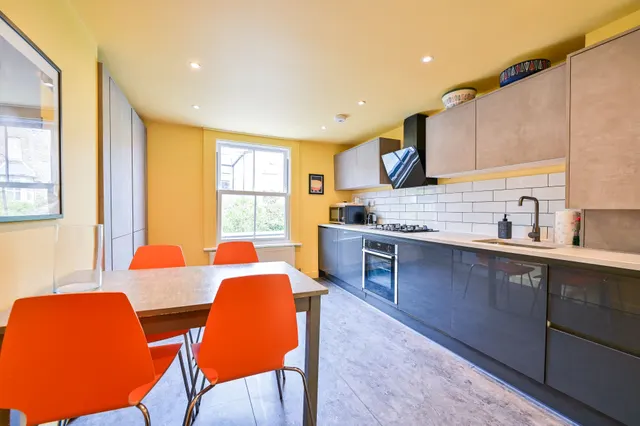 Photo 3 — 44b Gowlett Road, London