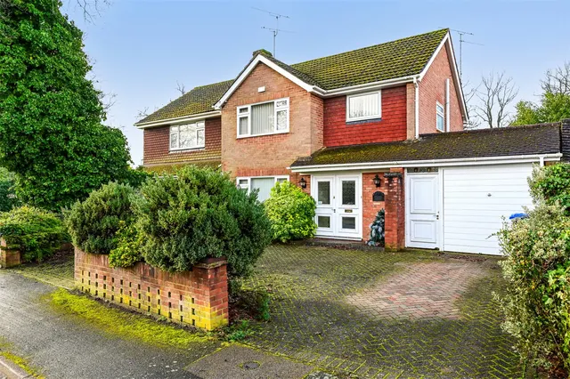 Lucas Close, Yateley, Hampshire, GU46 6JD, photo 1