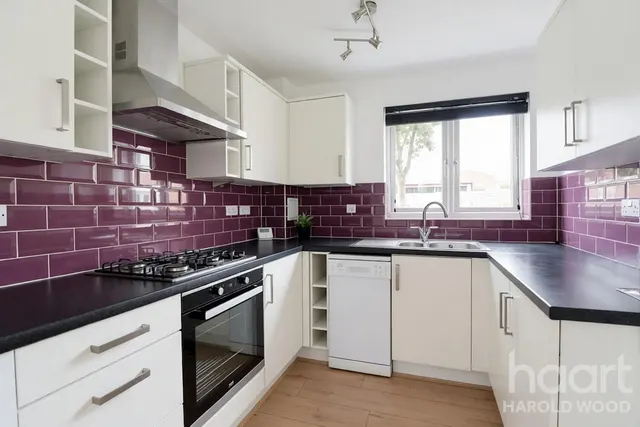 Gooshays Gardens, Harold Hill, RM3, photo 2