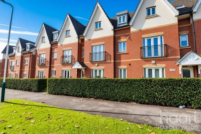 Gooshays Gardens, Harold Hill, RM3, photo 1