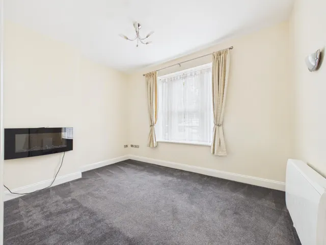 Photo 3 — Ashburnham Road, Bedford, MK40