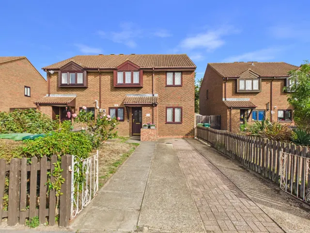 Viola Avenue, Stanwell, TW19, photo 1
