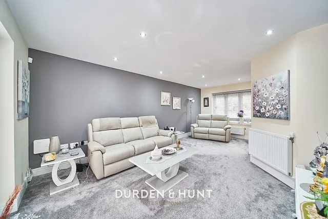 Tamarind Grove, Chigwell, IG7, photo 2