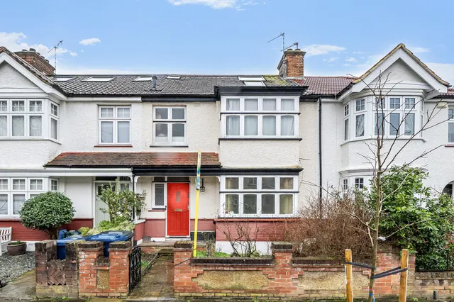 29 Manton Avenue, London, photo 1
