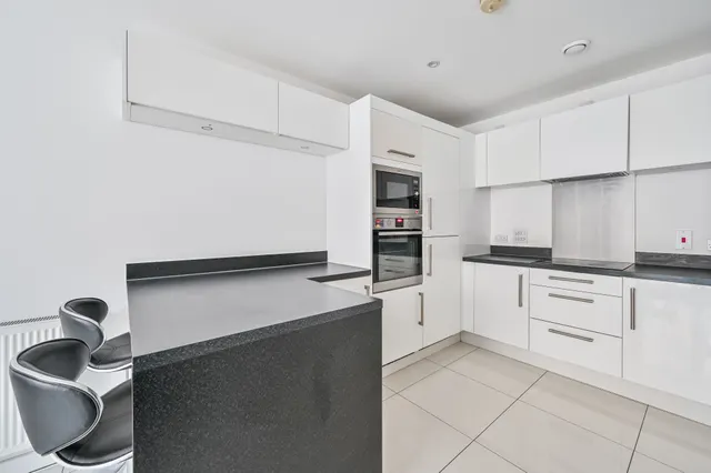 Photo 2 — 28 Graciosa Court, 176 Harford Street, London