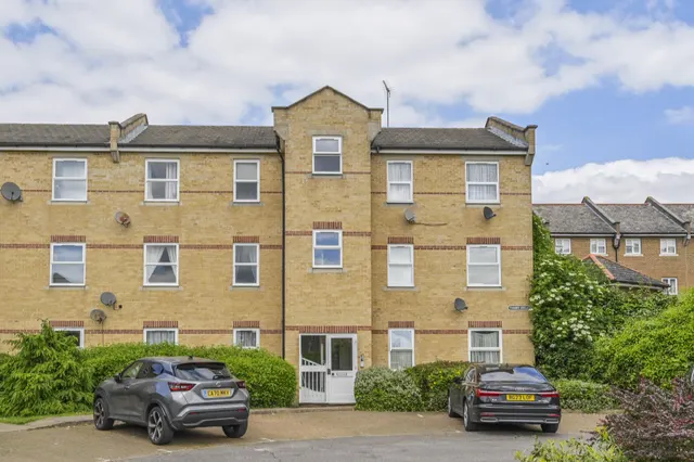 12 Thames Circle, London, photo 1