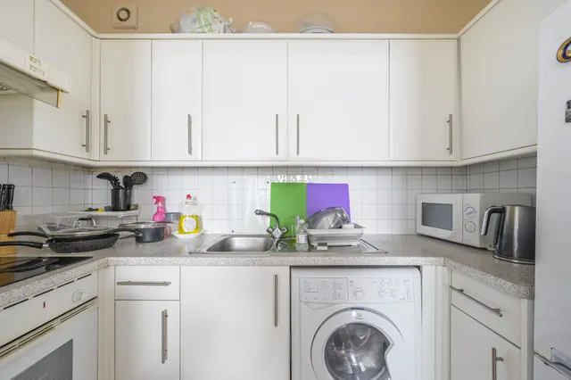 Photo 3 — 12 Thames Circle, London
