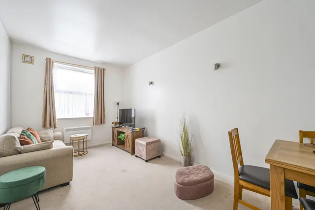 Photo 2 — 12 Thames Circle, London