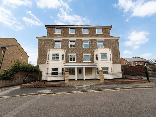 Philip Larkin House, MK40, photo 1