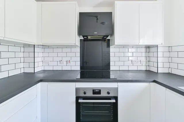 Photo 3 — 16 Pavilion Mansions, 10 Brighton Terrace, London