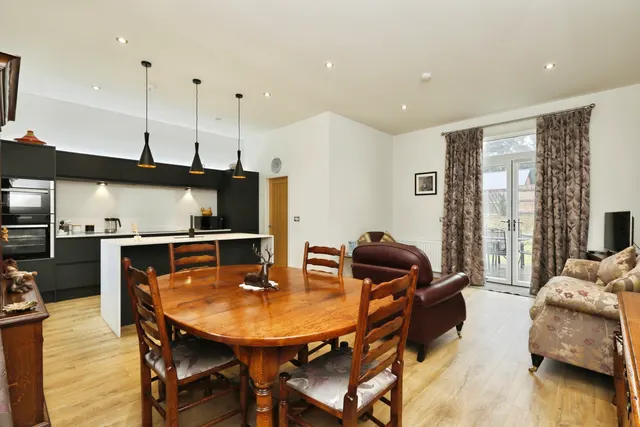 Photo 3 — Barrowby Court, Worksop
