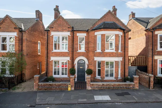 Merton Road, Bedford, photo 1