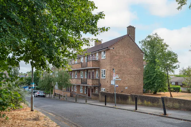 Photo 3 — 18 Abbess Close, Tulse Hill, London
