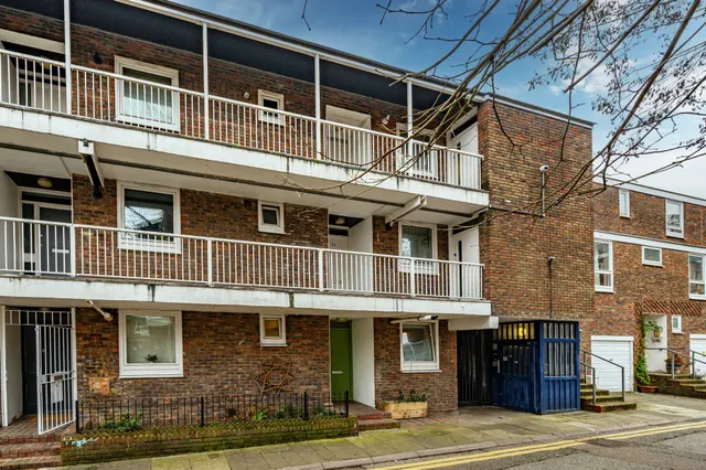 14 Ringmer Gardens, London, photo 1