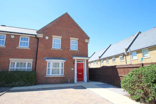 Reed Court, Greenhithe, photo 1