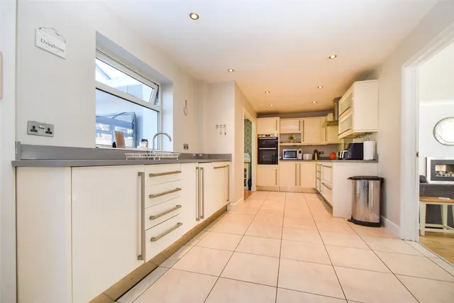 Ives Close, Yateley, GU46, photo 2