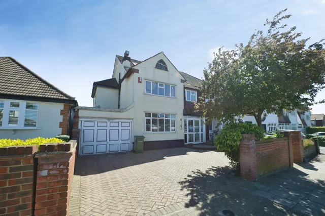 Havering Drive, Romford, RM1, photo 1