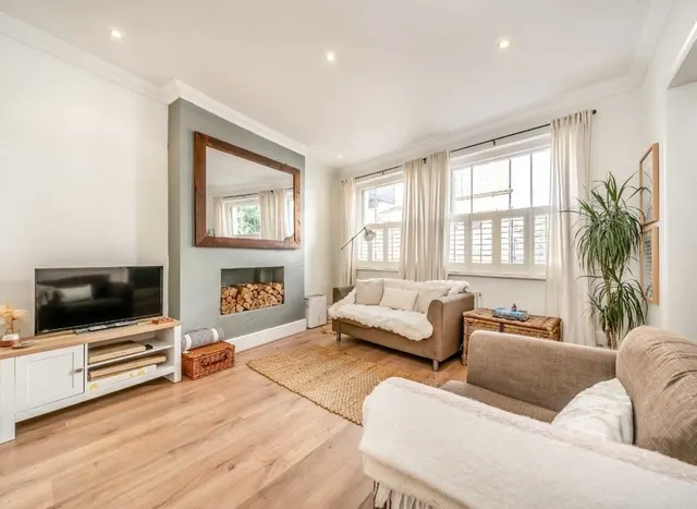 High Street, Hampton, TW12, photo 1