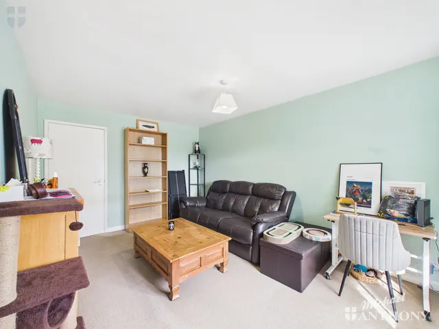 Photo 2 — Edward Close, Aylesbury, HP21 9YQ
