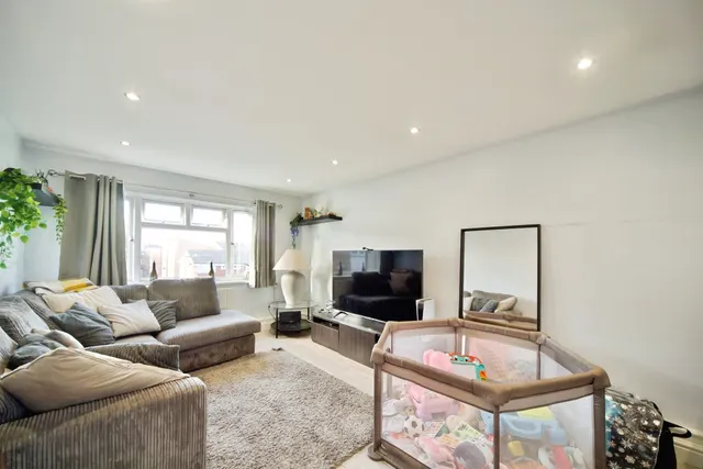 Photo 2 — Rowan Drive, Broxbourne