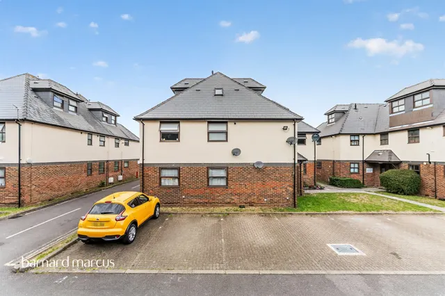 Grove Road, Mitcham, CR4, photo 1