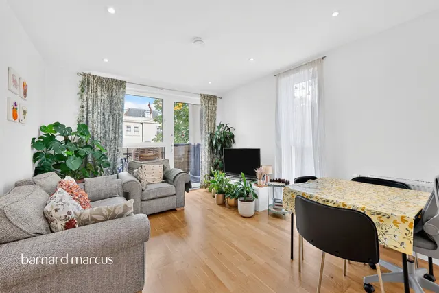 2 bedroom flat — Manor Lane, Feltham