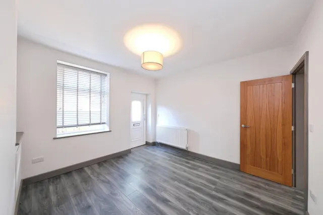 High Street, Mansfield, NG19, photo 2